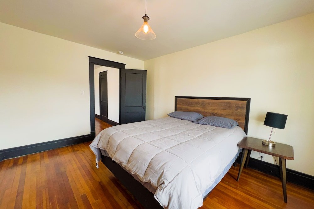 the pub 8br free parking minutes from falls and casino