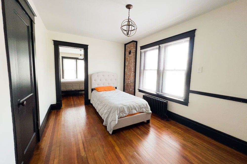 the pub 8br free parking minutes from falls and casino