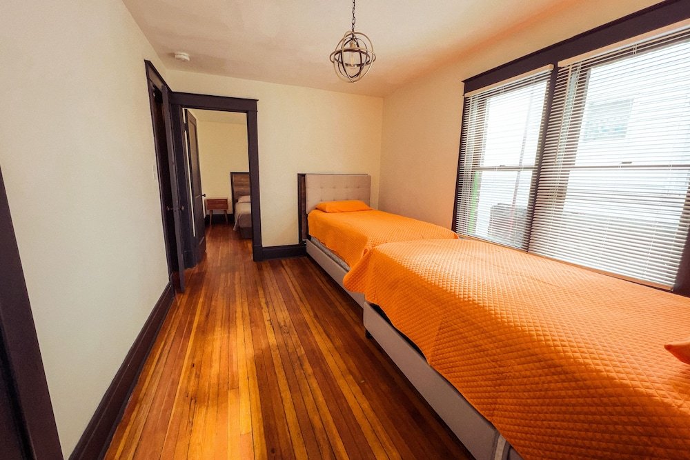 the pub 8br free parking minutes from falls and casino