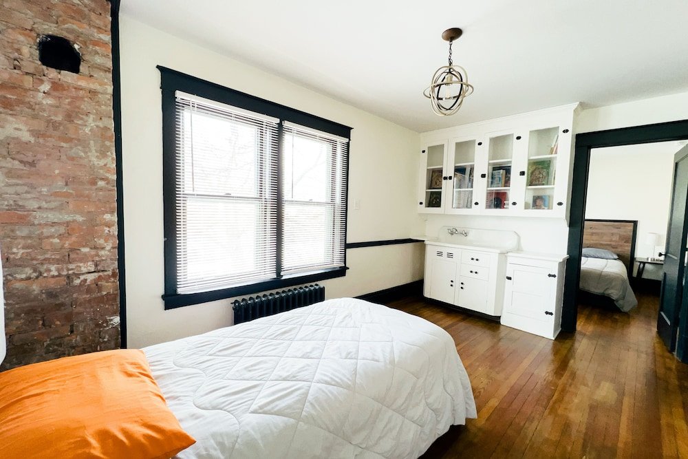 the pub 8br free parking minutes from falls and casino