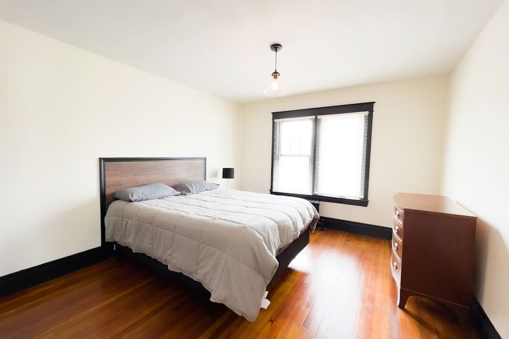 the pub 8br free parking minutes from falls and casino