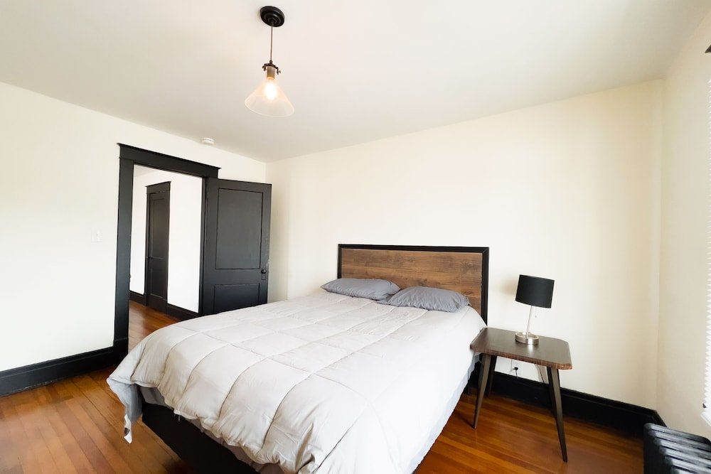 the pub 8br free parking minutes from falls and casino