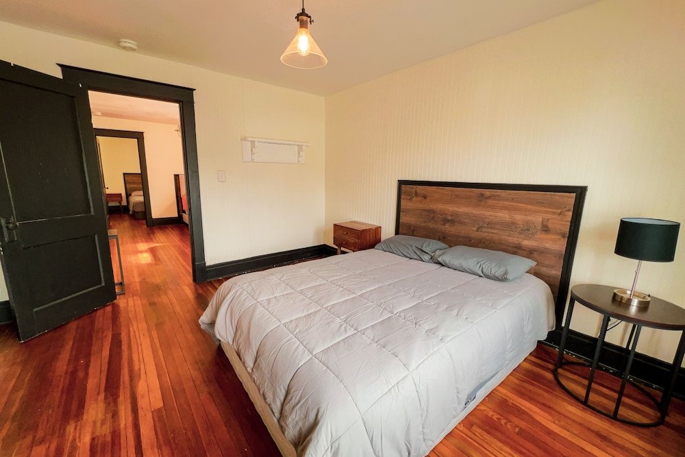 the pub 8br free parking minutes from falls and casino