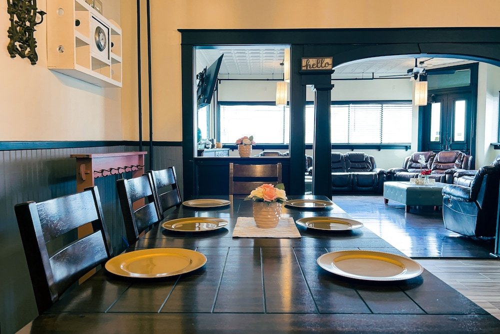 the pub 8br free parking minutes from falls and casino