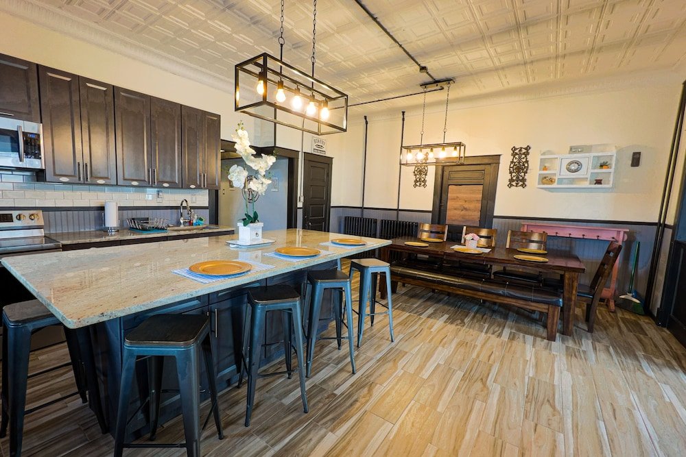 the pub 8br free parking minutes from falls and casino