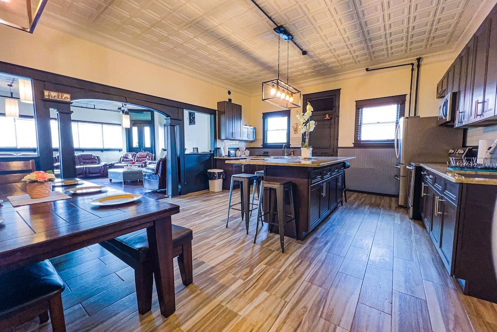 the pub 8br free parking minutes from falls and casino