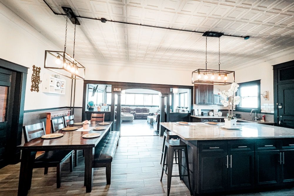 the pub 8br free parking minutes from falls and casino