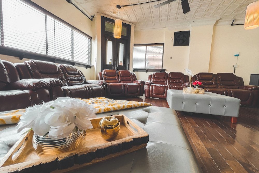 the pub 8br free parking minutes from falls and casino