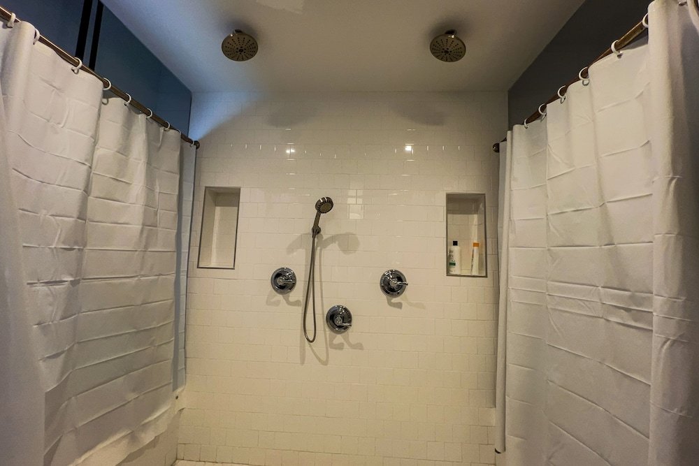 the pub 8br free parking minutes from falls and casino