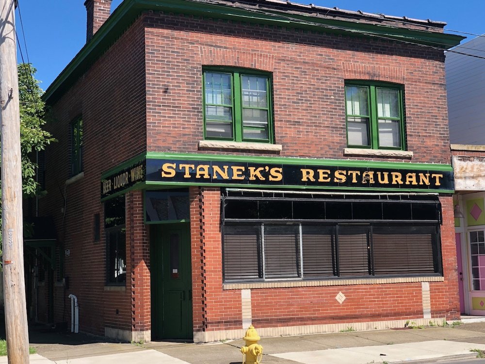 the pub 8br free parking minutes from falls and casino