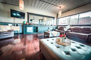 the pub 8br free parking minutes from falls and casino