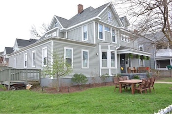 The 1023 With Private Yard & Parking, Near Falls & Casino By Niagara Hospitality,,3.5 star