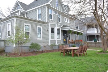 The 1023 With Private Yard & Parking, Near Falls & Casino By Niagara Hospitality,,3.5 star