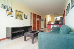 koolkost taman duta depok