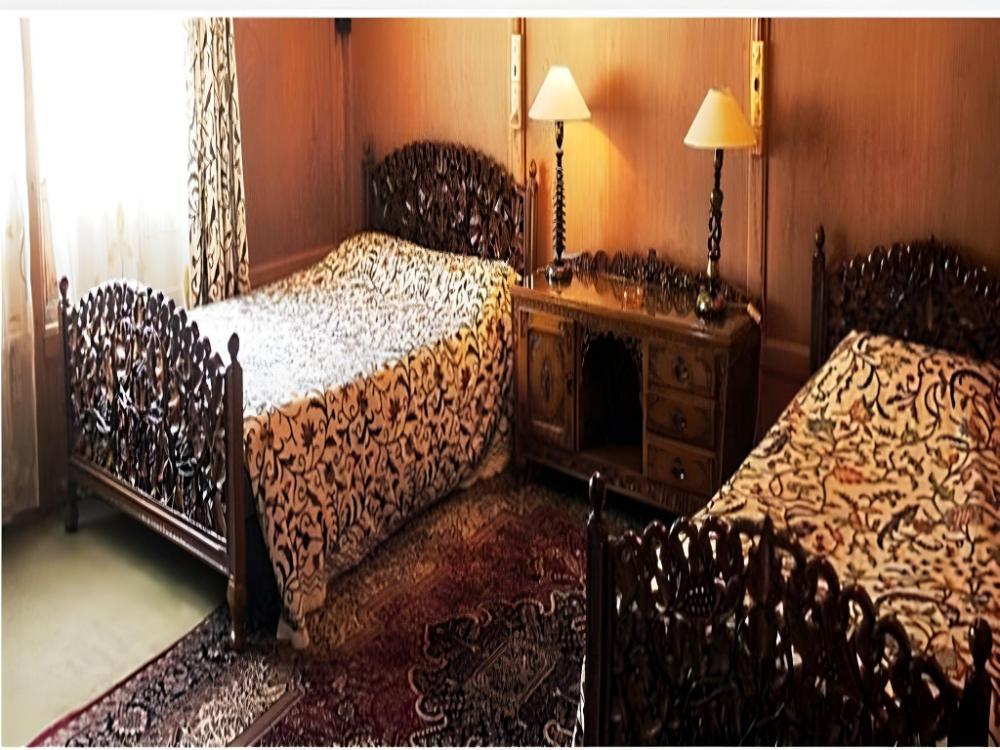 golden flower heritage houseboat