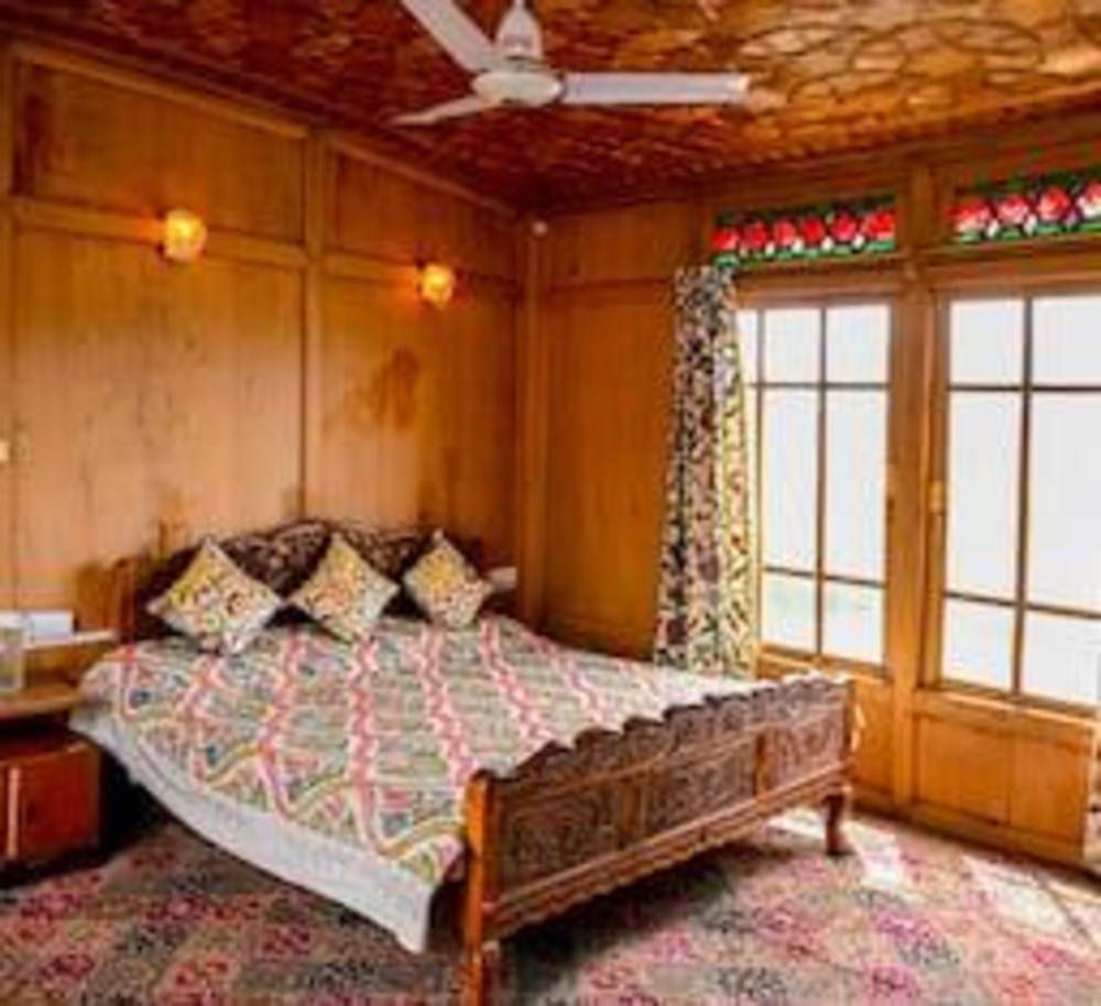 golden flower heritage houseboat