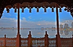 golden flower heritage houseboat