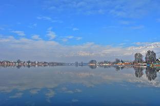 golden flower heritage houseboat