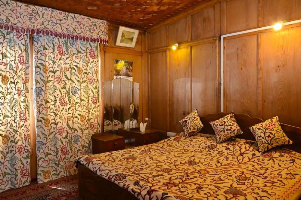 golden flower heritage houseboat