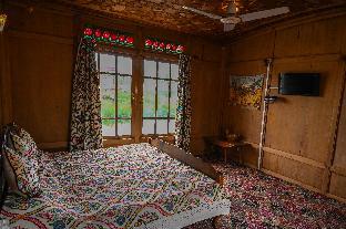 golden flower heritage houseboat