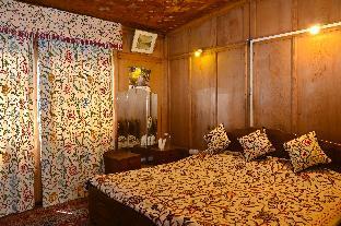 golden flower heritage houseboat