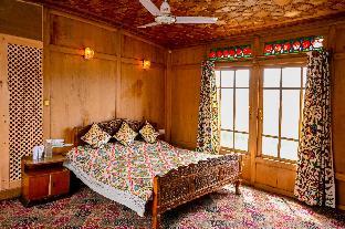 golden flower heritage houseboat