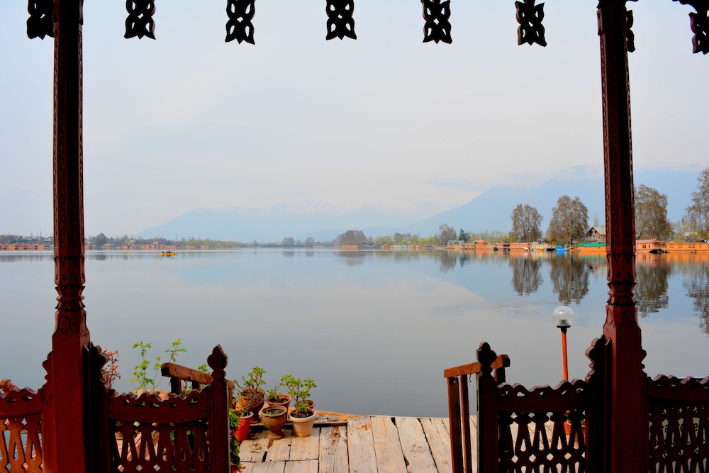 golden flower heritage houseboat