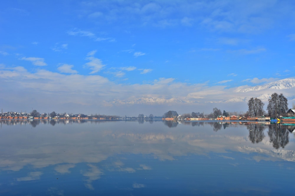 golden flower heritage houseboat