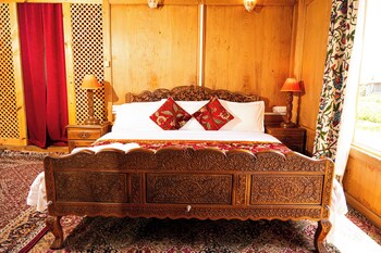 golden flower heritage houseboat