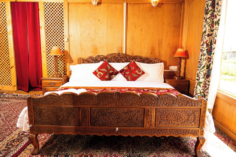 golden flower heritage houseboat