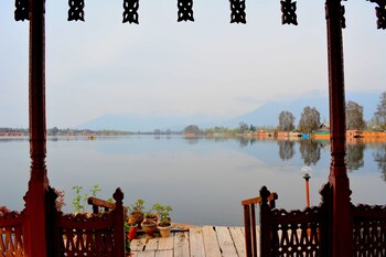 golden flower heritage houseboat
