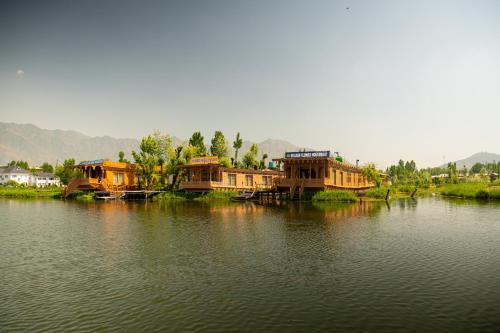 golden flower heritage houseboat