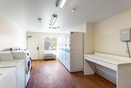 hometowne studios by red roof colorado springs airport