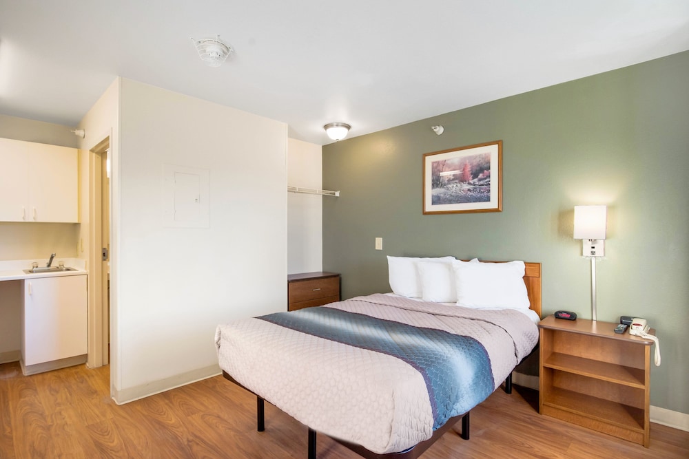 hometowne studios by red roof colorado springs airport