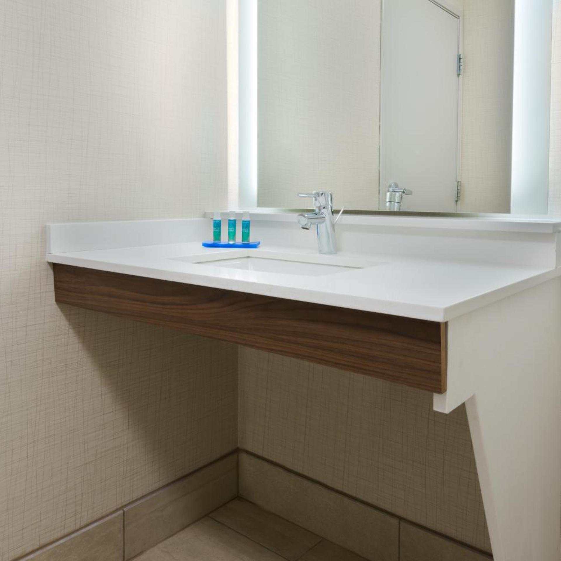 holiday inn express and suites columbus airport east by ihg