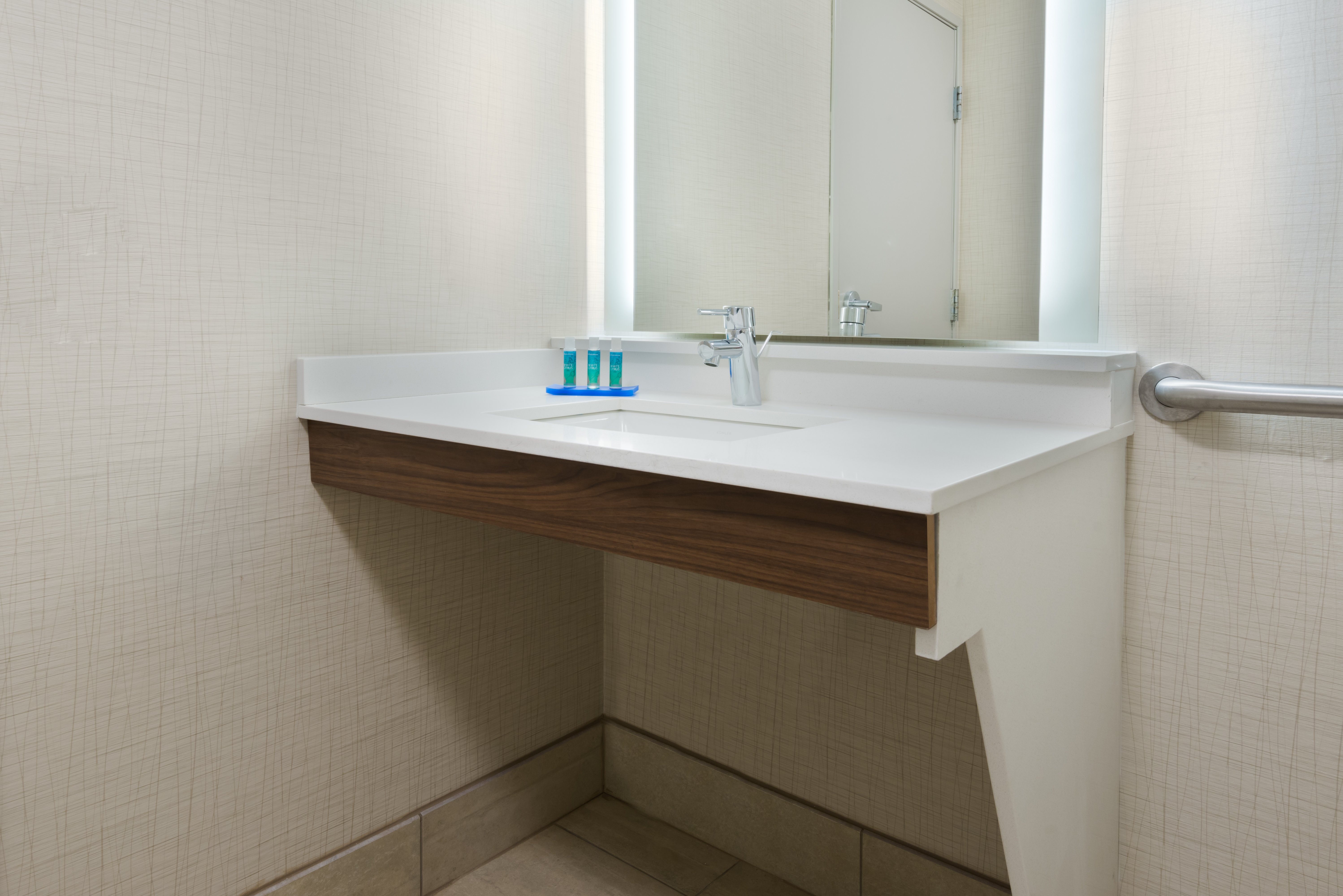 holiday inn express and suites columbus airport east by ihg