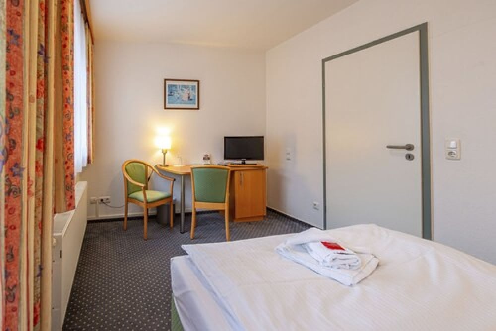 hotel rostock west im kritzmow park