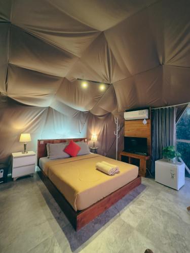 moondock luxury camp