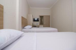 reddoorz near jalan kolonel haji burlian palembang