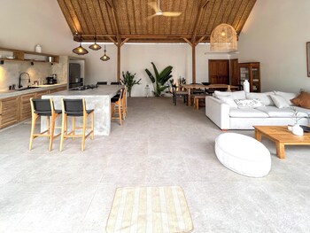 villa manouch lembongan
