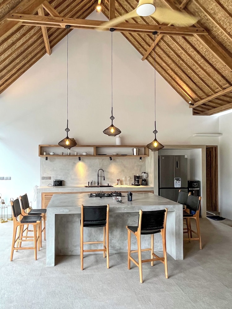 villa manouch lembongan