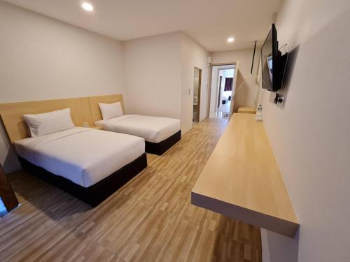 the charlotte smart hotel lopburi