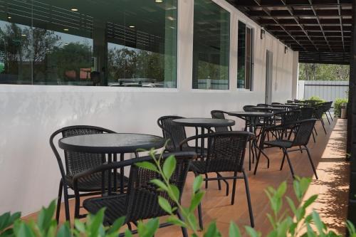 the charlotte smart hotel lopburi