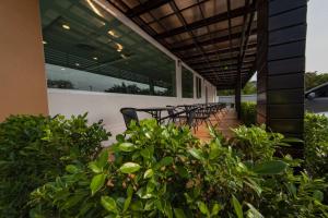 the charlotte smart hotel lopburi