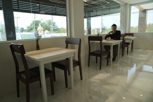 the charlotte smart hotel lopburi