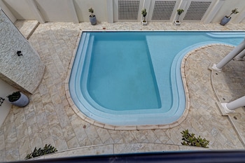 lagoon suites boutique hotel