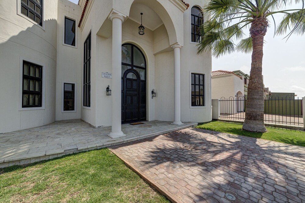 lagoon suites boutique hotel