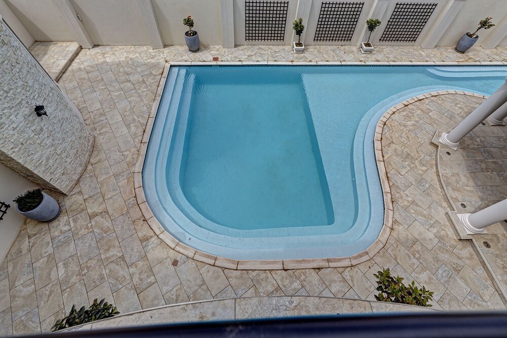 lagoon suites boutique hotel