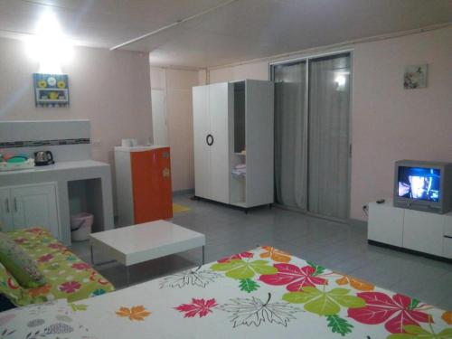 room in studio t8 guest house don mueang challenger triple room