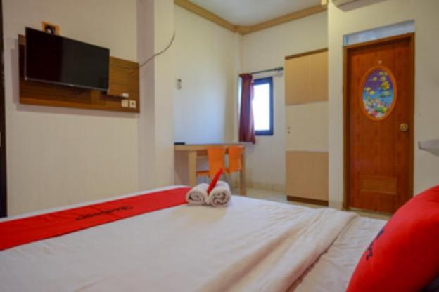 reddoorz plus near ciputra mall simpang lima 2